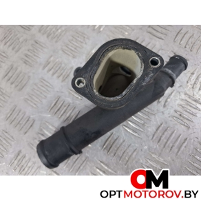 Фланец (тройник) системы охлаждения  Volkswagen Golf 5 поколение 2006 038121132D #1