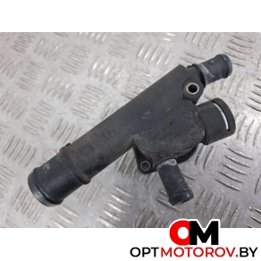 Фланец (тройник) системы охлаждения  Volkswagen Golf 5 поколение 2006 038121132D #2