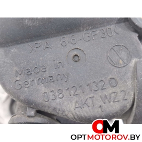 Фланец (тройник) системы охлаждения  Volkswagen Golf 5 поколение 2006 038121132D #3