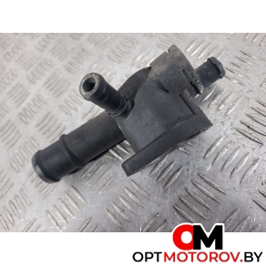 Фланец (тройник) системы охлаждения  Volkswagen Golf 5 поколение 2006 038121132D #4