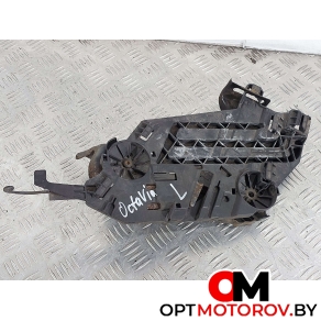 Крепление фары правой  Skoda Octavia 2 поколение (A5) [рестайлинг] 2012 1Z0805071A, 17035201 #2