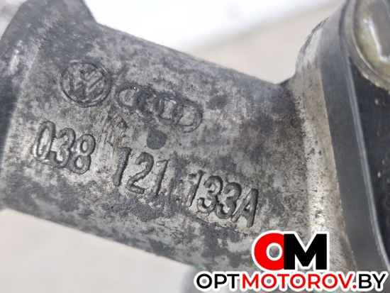 Фланец (тройник) системы охлаждения  Volkswagen Passat B5 [рестайлинг] 2005 038121133A #4