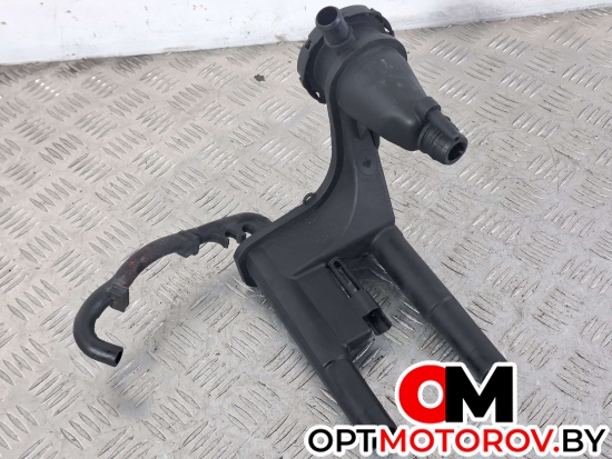 Маслоотделитель (сапун)  Land Rover Discovery 3 поколение 2009 7H2Q6A785BB #4