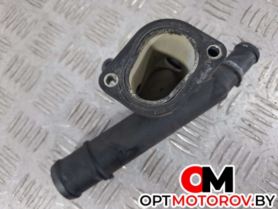 Фланец (тройник) системы охлаждения  Volkswagen Golf 5 поколение 2006 038121132D #1