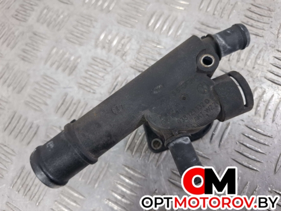 Фланец (тройник) системы охлаждения  Volkswagen Golf 5 поколение 2006 038121132D #2
