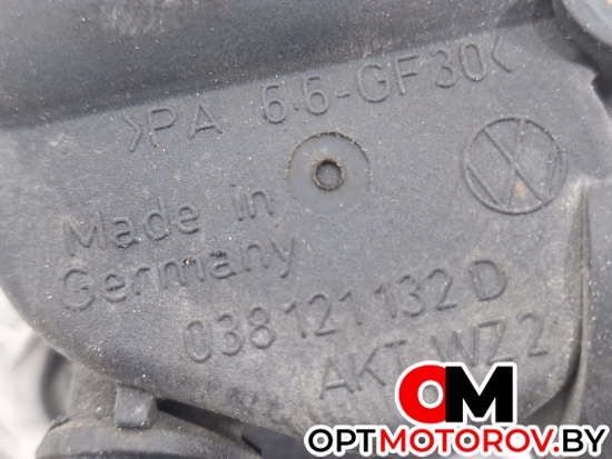 Фланец (тройник) системы охлаждения  Volkswagen Golf 5 поколение 2006 038121132D #3