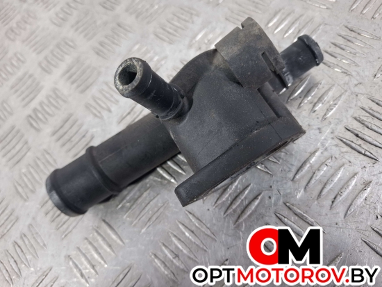 Фланец (тройник) системы охлаждения  Volkswagen Golf 5 поколение 2006 038121132D #4