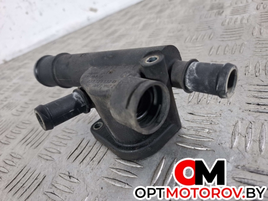 Фланец (тройник) системы охлаждения  Volkswagen Golf 5 поколение 2006 038121132D #5