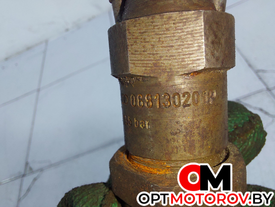 Форсунка топливная  Volkswagen Passat B3 1987 068130201P #2