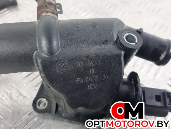 Фланец (тройник) системы охлаждения  Volkswagen Passat B6 2008 03L121132 #2