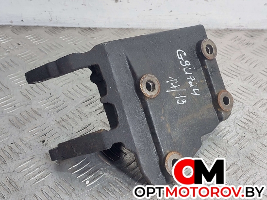 Кронштейн полуоси  Renault Master 2 поколение [рестайлинг] 2003 8200027177B #4