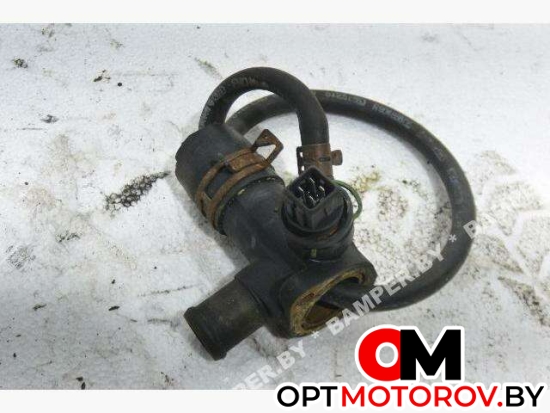 Фланец (тройник) системы охлаждения  Volkswagen Golf 3 поколение 1995 068121133AE #1